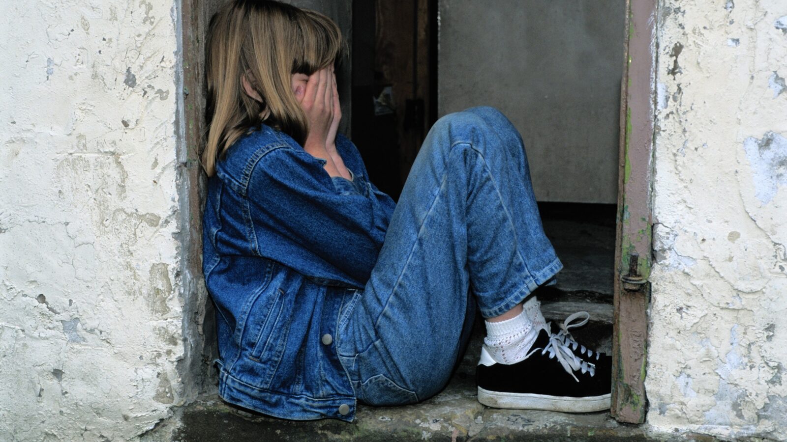 Sad girl representing how conflict in a divorce can cause psychological damage to a child