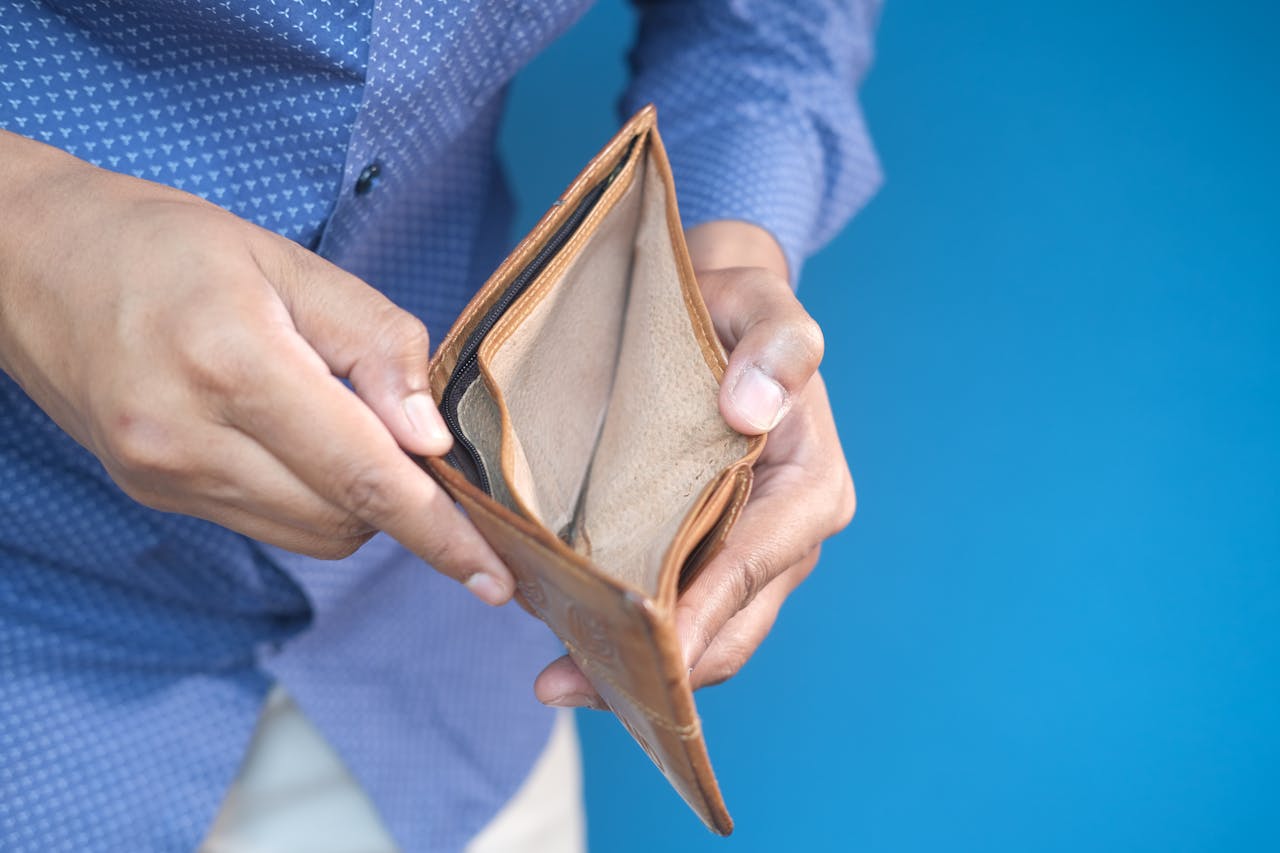 photo of person holding open empty wallet representing a customer's inability to recover their e-transfer deposit